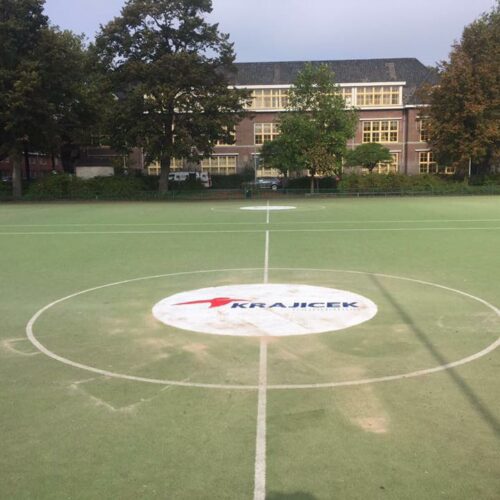 Kunstgras speelvloeren 76 1 van de Krajiceck-courts die we in 2017 gereviseerd hebben.